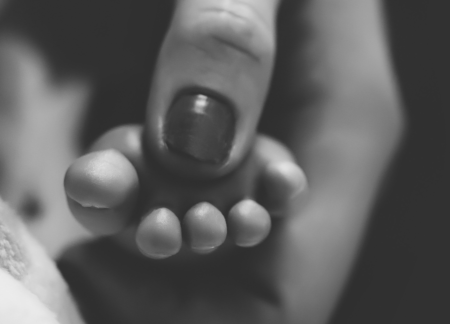Image of sweet little baby toes at a newborn session in Scottsdale, Arizona