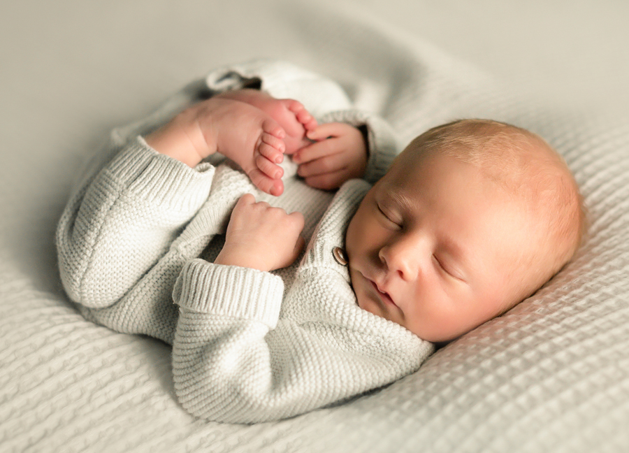 Chandler Arizona baby photographer: posed newborn baby 