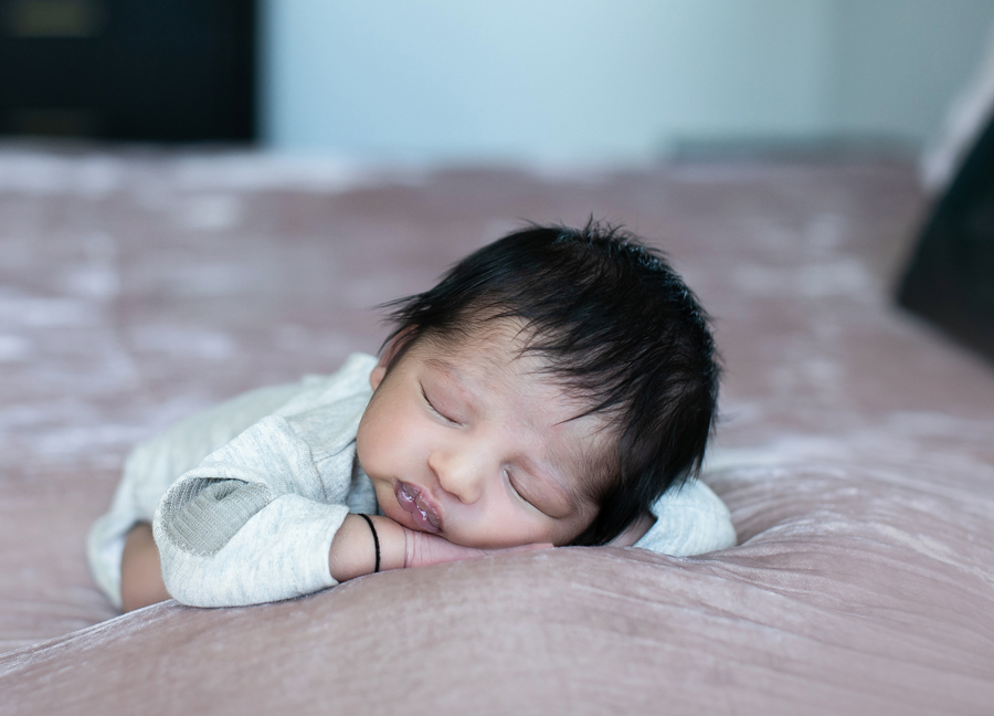 best Newborn Photographer In Northern Virginia shoots a newborn laying on his hands