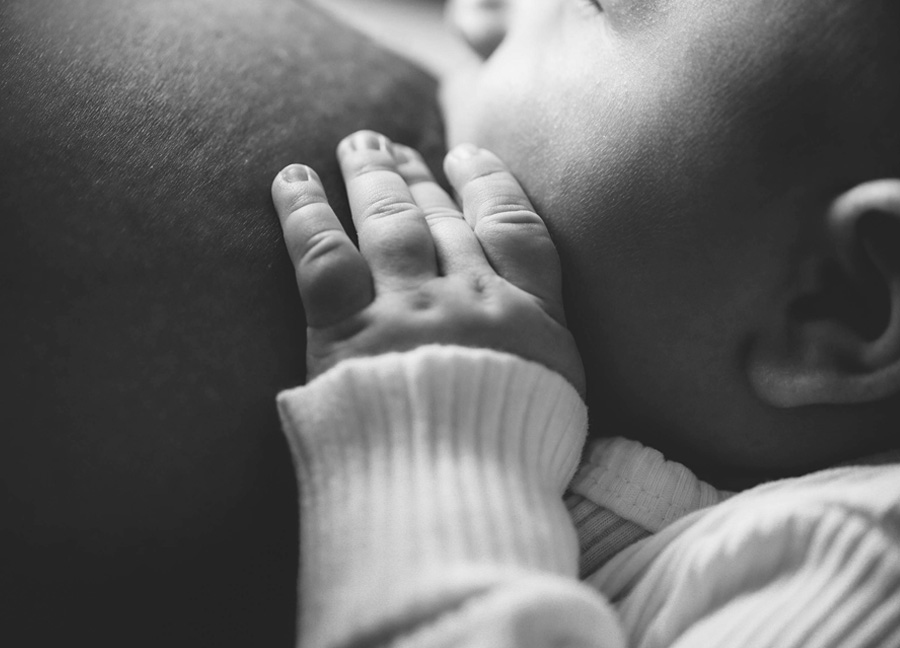 Baby fingers in black and white captured by Northern Virginia newborn photographer, Stephanie Honikel Photography. 