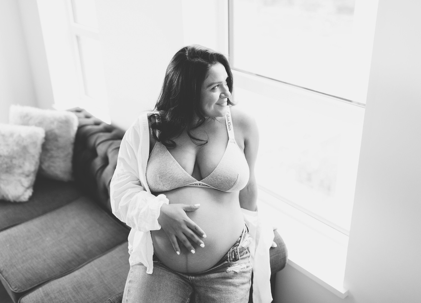 one of the best date night ideas in D.C. is maternity photography by Stephanie Honikel. This picture shows a black and white photo of a pregnant woman.