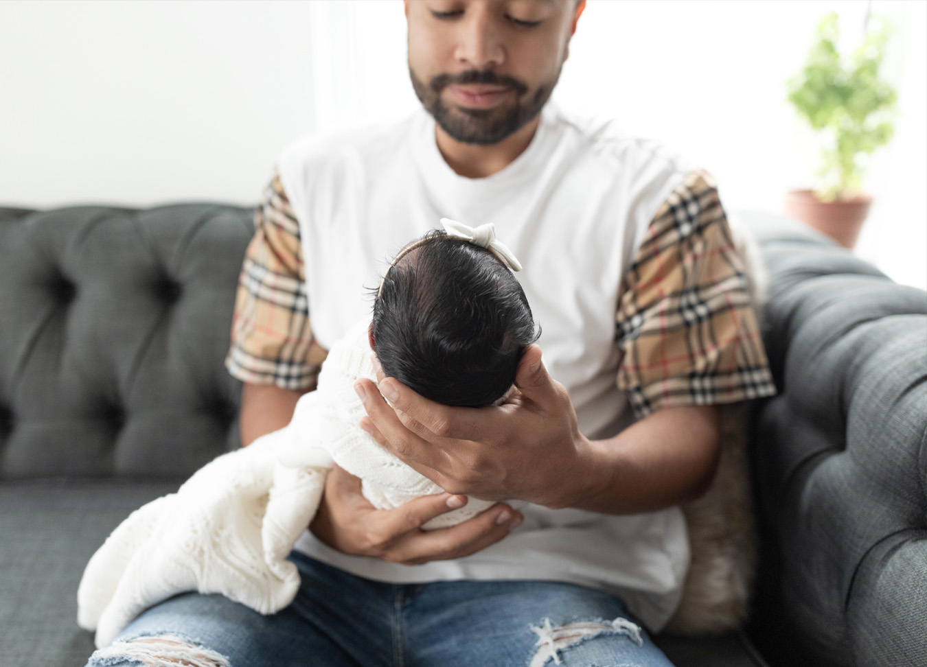 DC Birth Centers, dad holding newborn baby photographed by a newborn photographer in D.C.