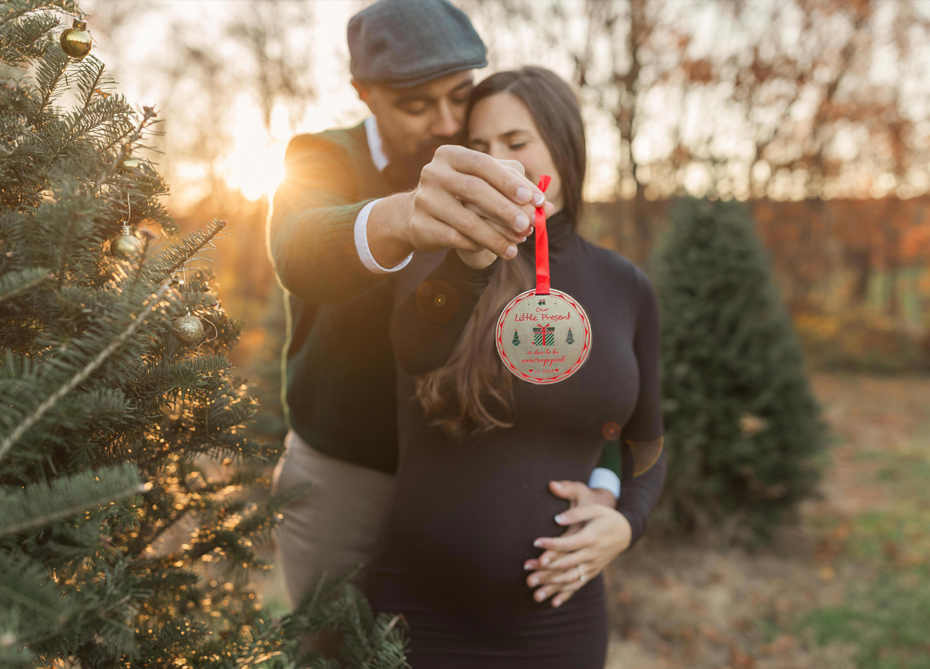 Christmas Maternity Photoshoot in Northern Virginia captured by a nothern virginia maternity photographer.