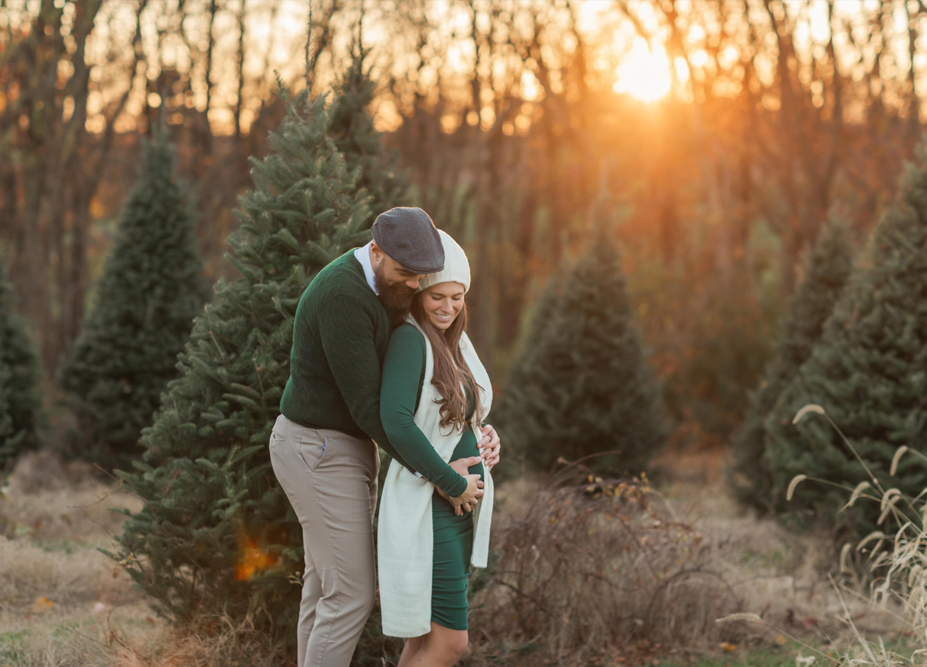 Christmas Maternity Photoshoot in Northern Virginia featuring a pregnant woman and her hubsand