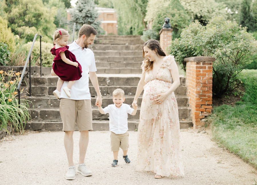 Family photoshoot outfit ideas featuring an outdoor family session in Alexandria Virginia